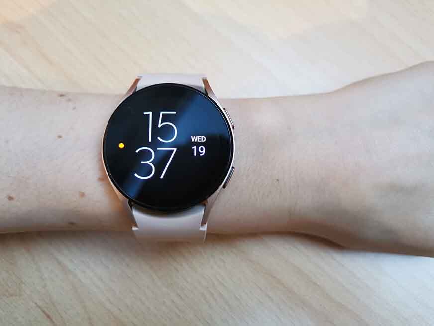 Оранжевый индикатор на Galaxy Watch 4 информирует вас о входящем сообщении. 